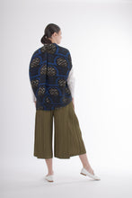 Load image into Gallery viewer, Y2K Issey Miyake Graphic Print Pleated Shrug
